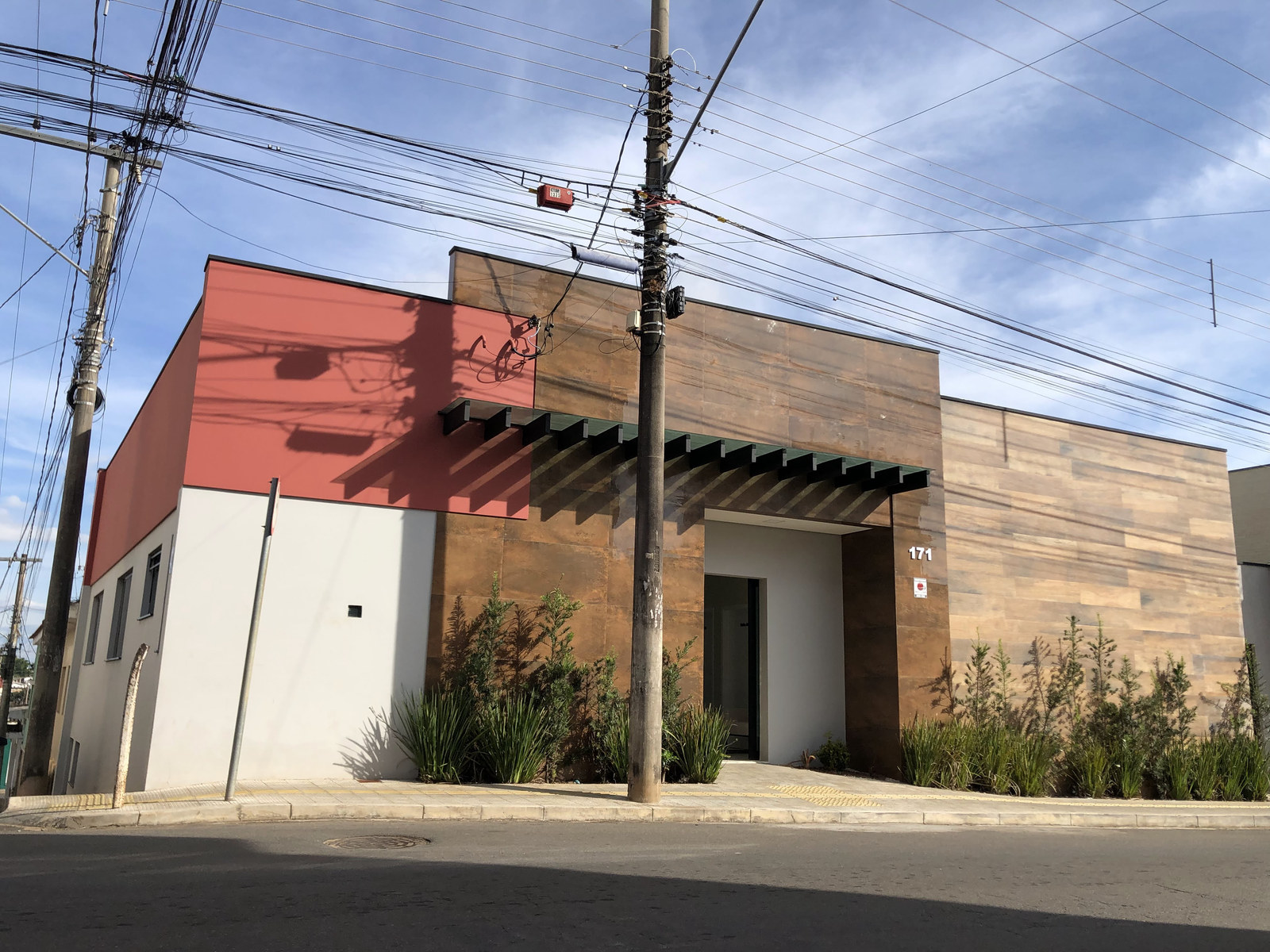 Fachada da ME Odontologia Especializada na Rua Marcial Junior, 171, Alfenas/MG