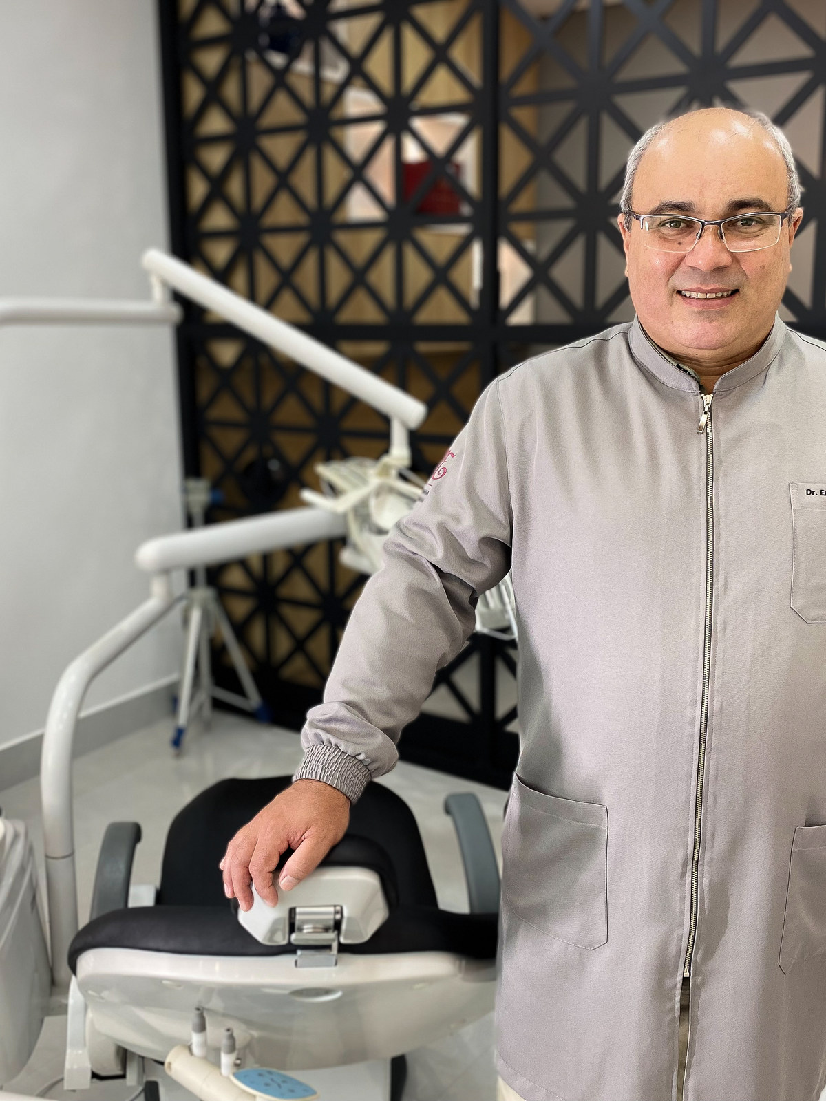 Dr. Emerson Assis Ferreira no consultório, CROMG 20.565