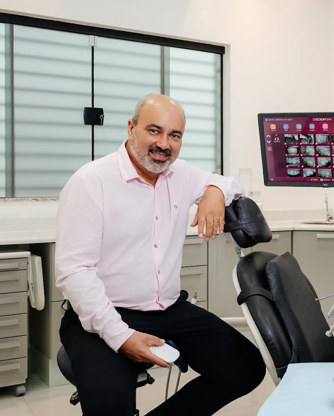 Dr. Emerson Assis Ferreira — Cirurgião-dentista no consultório da ME Odontologia em Alfenas