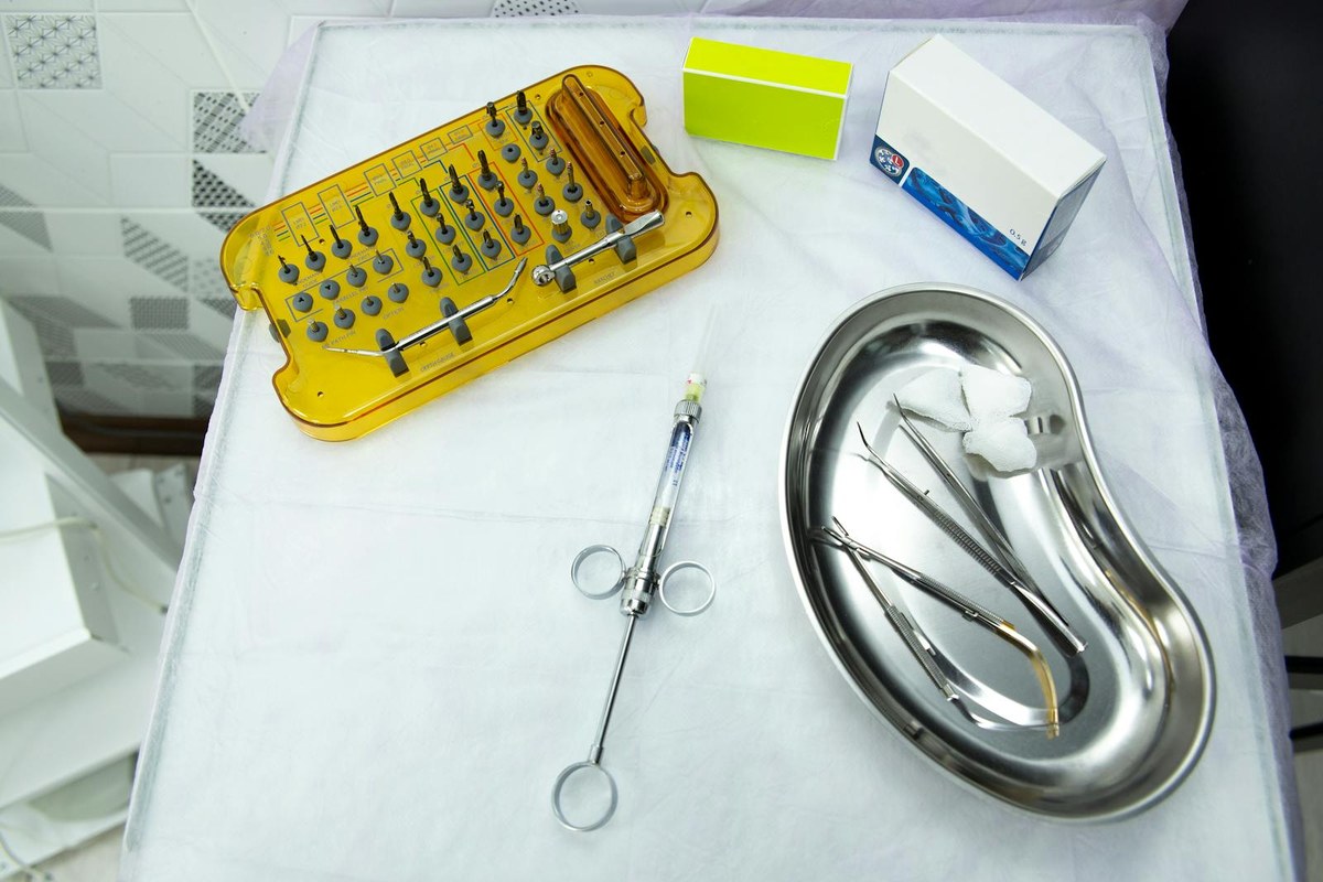 Cirurgia oral e enxerto ósseo — bandeja de instrumental cirúrgico esterilizado